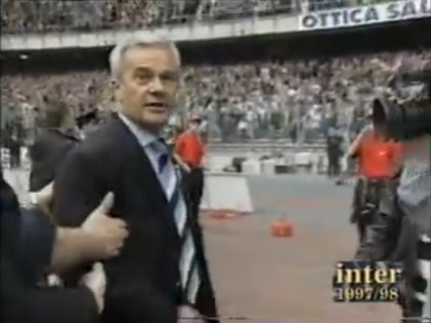juvergogna's tweet photo. 26 aprile 1998 - 26 aprile 2023.
25 anni dopo ricordiamo GIGI SIMONI, un GRAN SIGNORE del calcio italiano, che con un signorile "si vergogni", iniziò a togliere il velo da sopra il marcio del calcio italiano.
No, senza magheggi non vincono MAI.
#Interjuventus #CoppaItalia https://t.co/TKO3jDBHuP