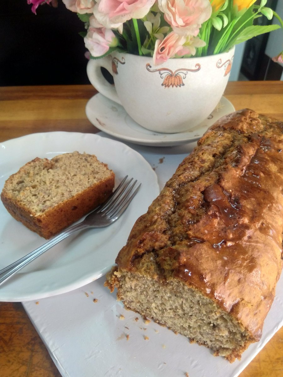 alyssdenge's tweet photo. Banana bread is like a warm hug from a long lost friend, and the ultimate comfort food that feels like a warm blanket on a cold day, with the added bonus of being edible, leaving you feeling happy and satisfied.https://t.co/vcwzV8DmgL https://t.co/GIIwyPJvZd