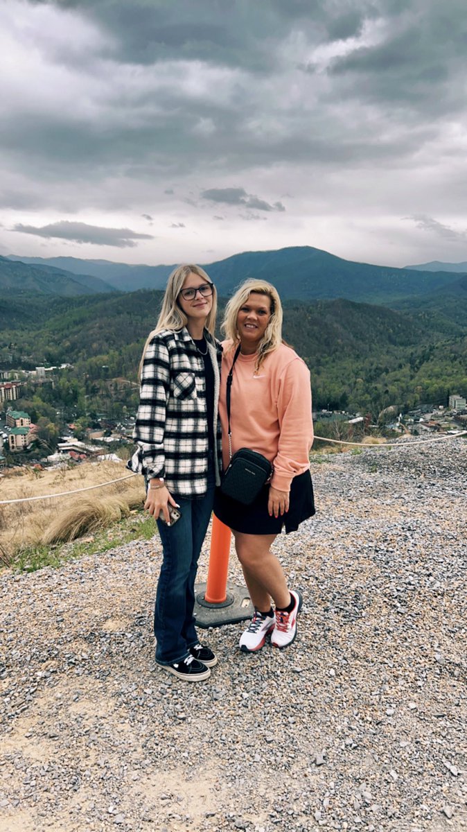 LinLeAOliver's tweet photo. A little time in the mountains never hurt anyone! 🖤🖤 https://t.co/jbG0Uac3JU