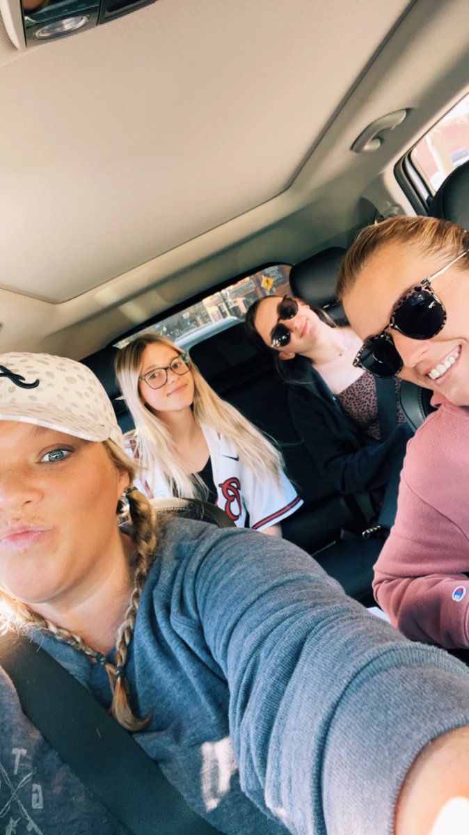 LinLeAOliver's tweet photo. A little time in the mountains never hurt anyone! 🖤🖤 https://t.co/jbG0Uac3JU