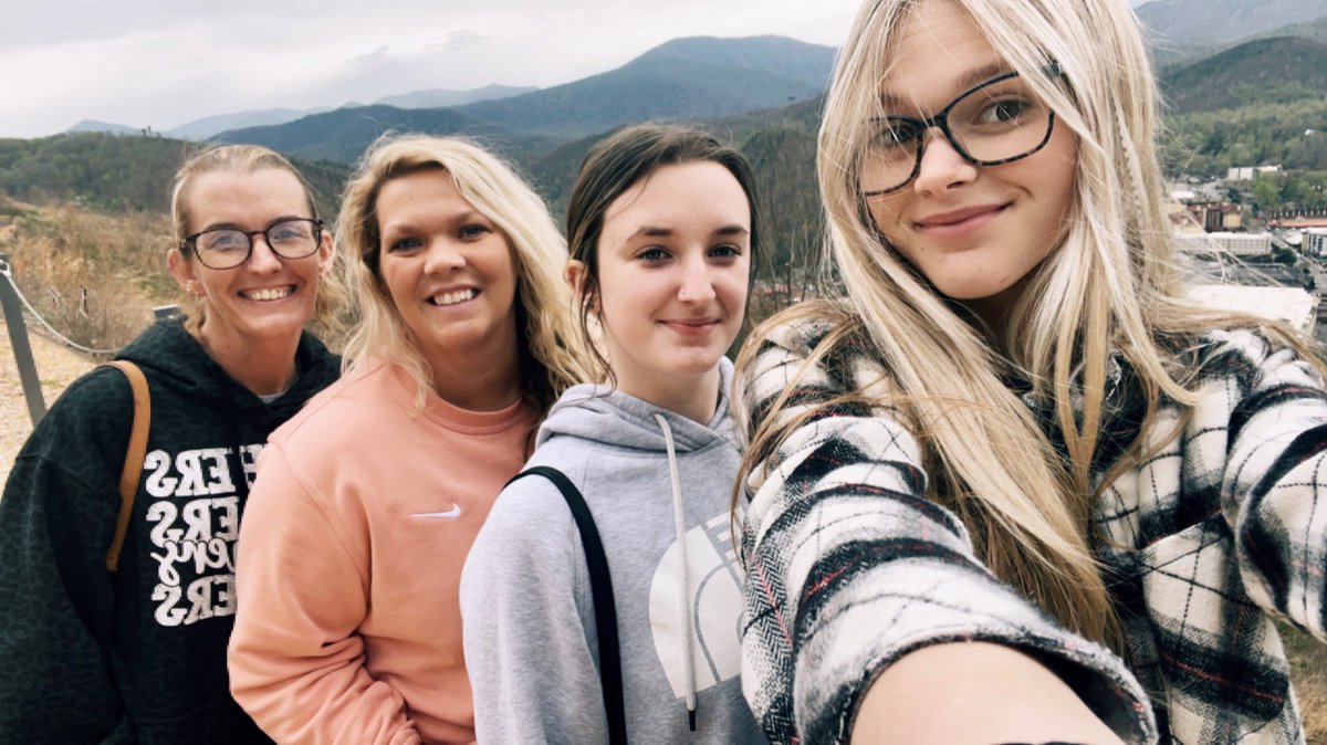 LinLeAOliver's tweet photo. A little time in the mountains never hurt anyone! 🖤🖤 https://t.co/jbG0Uac3JU