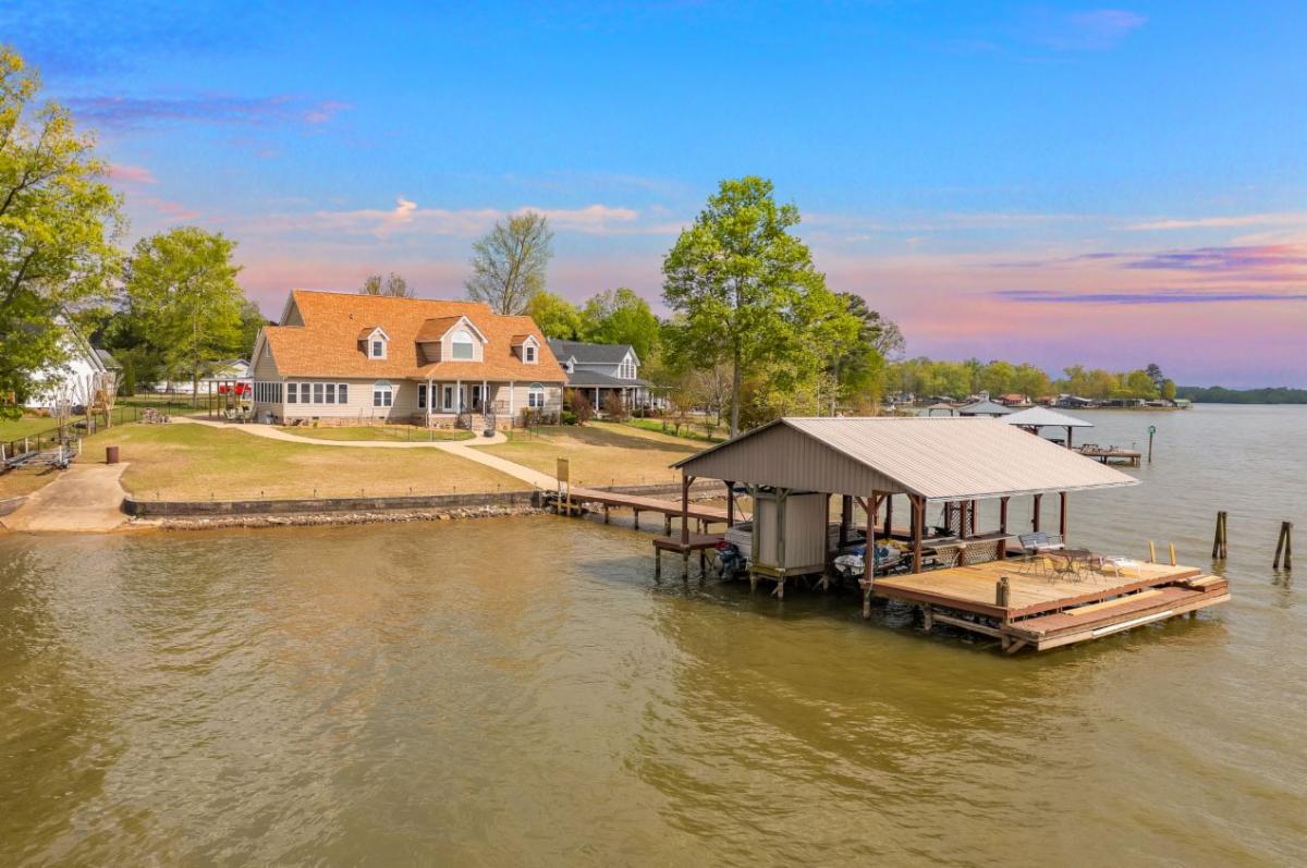 TargetAuctionCo's tweet photo. AUCTION Waterfront Home with Boathouse on Weiss Lake in Cedar Bluff, Alabama. Starting Bid Only $495k! Bidding Ends Thursday, June 1st. QUESTIONS? Call 800-476-3939. #targetauctionco #realtors #realestateagents #realestateinvestors #lakelife #weisslake #lakeweiss #auctionswork https://t.co/9Zj4B7HTJZ