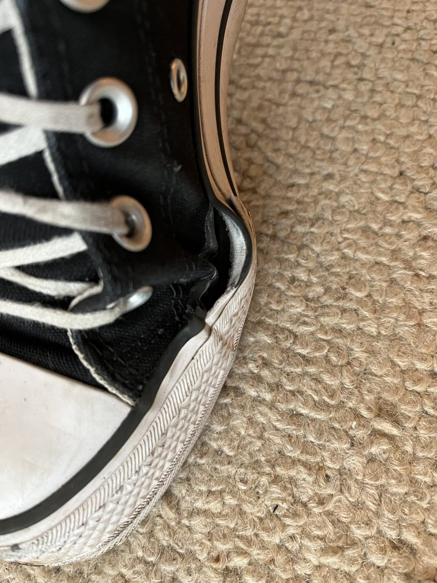megimoo23's tweet photo. @Converse should this happen after less than 3 months of wear? Probably not 🫠 https://t.co/HgVVvAtLxq