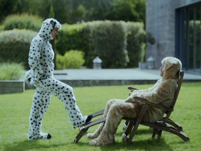 027 #CanisFamiliaris 25/04/23 <a href="/ARTEfr/">ARTE</a> 
Comédie-dramatique absurde sur un chien, chef de meute qui déprime et remet en question sa condition. J'aime beaucoup le casting, la réalisation, le format, l'humour ; ça marche vraiment bien.
Et vous qu'en avez-vous pensé ?