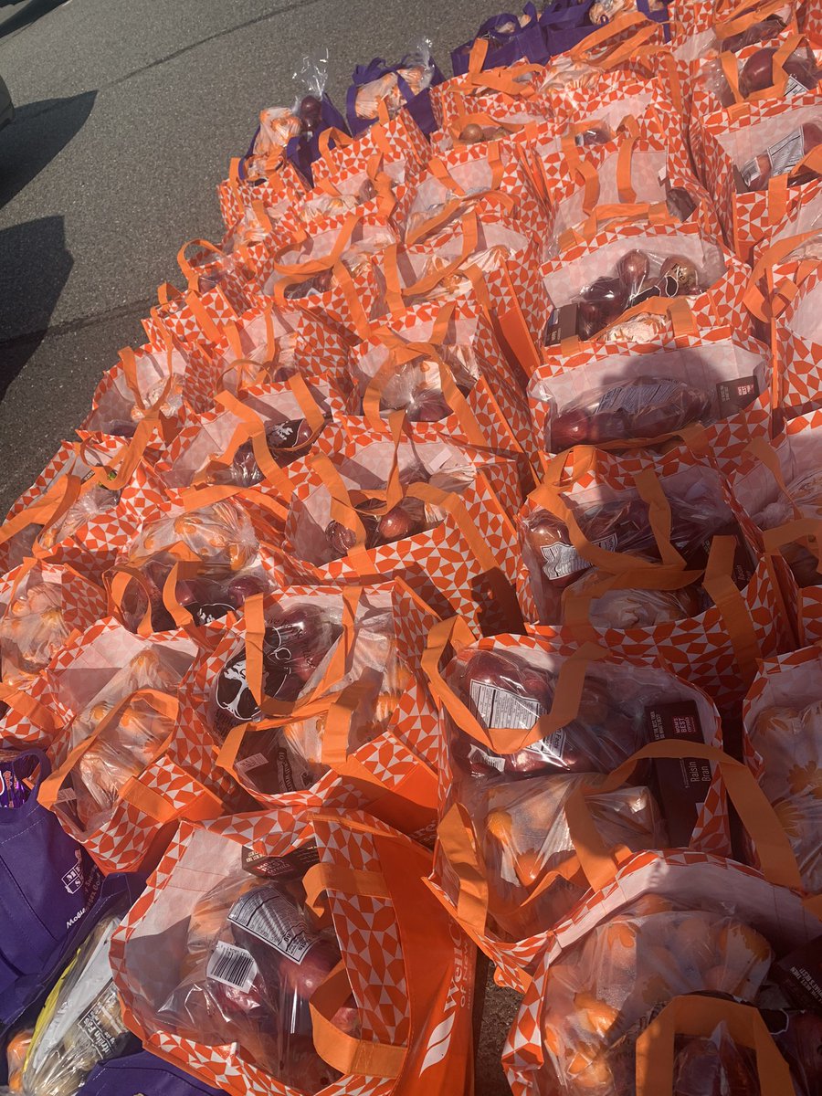 CCDOM1's tweet image. Mobile Family Success Center, which is a program of Catholic Charities, held their first ever Diaper Distribution. 

Families had their cars loaded up with local produce, diapers, formula and other baby essential items. 
 
#CatholicCharitiesDOM #diaperdistribution