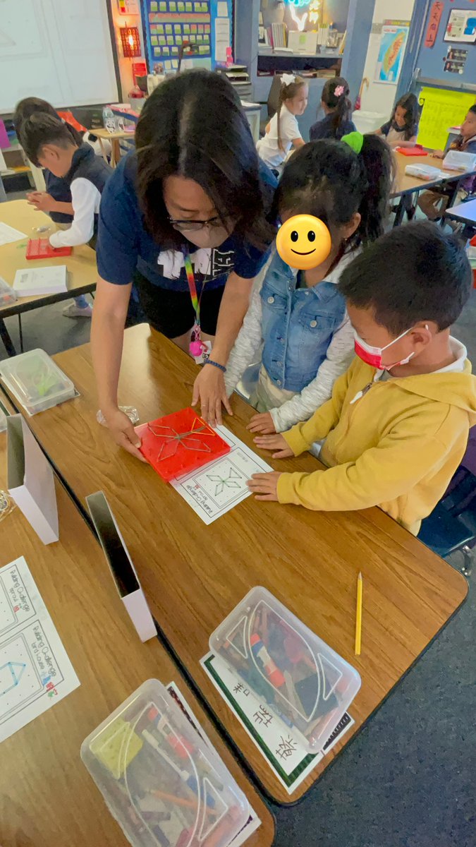 EncinitaDLI's tweet photo. Mandarin STEAM time! Geoboard 幾何板～ Students work together on geoboard spring patterns! 
@EncinitaEagles #mandarinimmersion #kinders #STEAMscience https://t.co/V9QjCFzVGp
