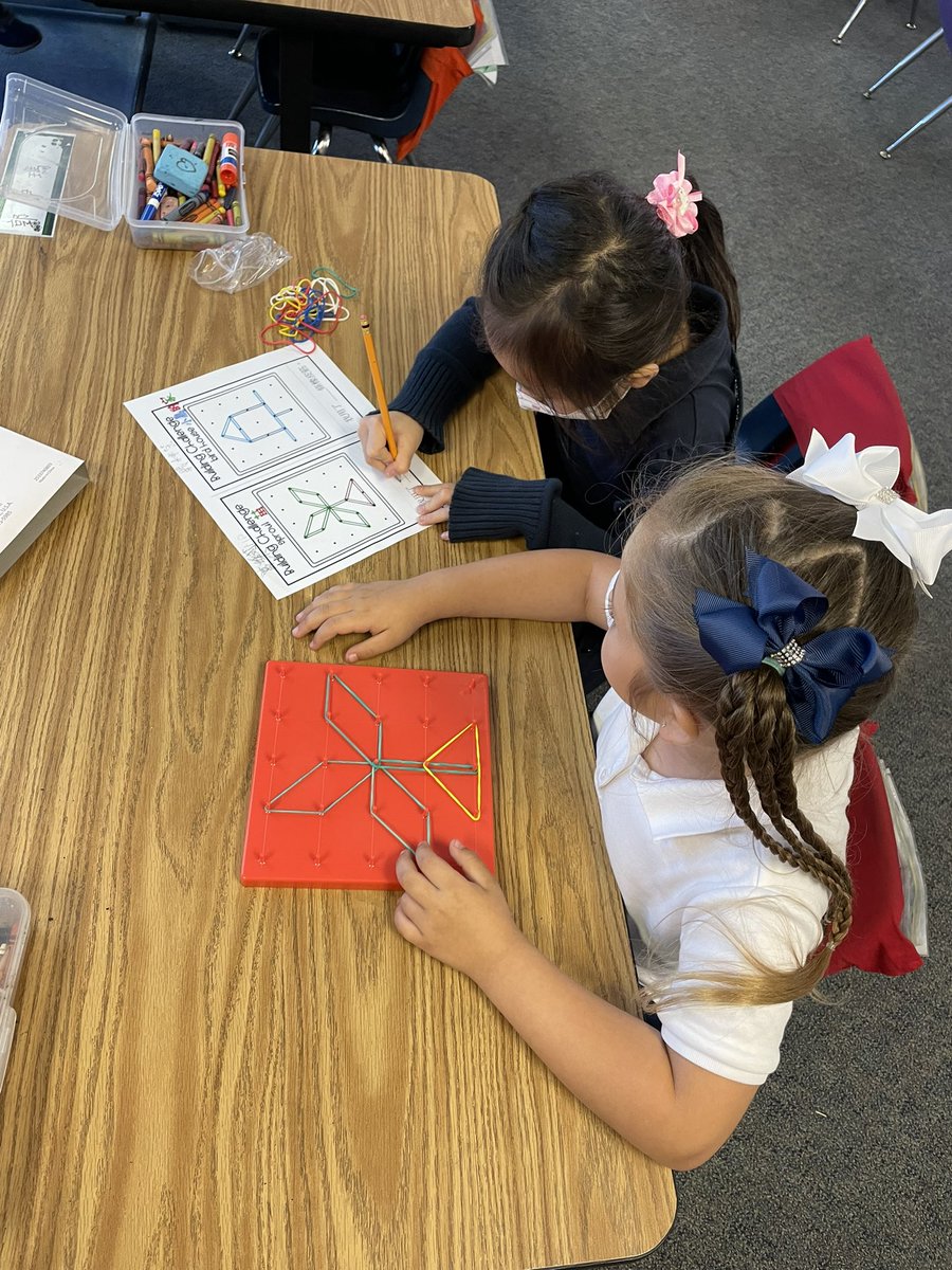 EncinitaDLI's tweet photo. Mandarin STEAM time! Geoboard 幾何板～ Students work together on geoboard spring patterns! 
@EncinitaEagles #mandarinimmersion #kinders #STEAMscience https://t.co/V9QjCFzVGp