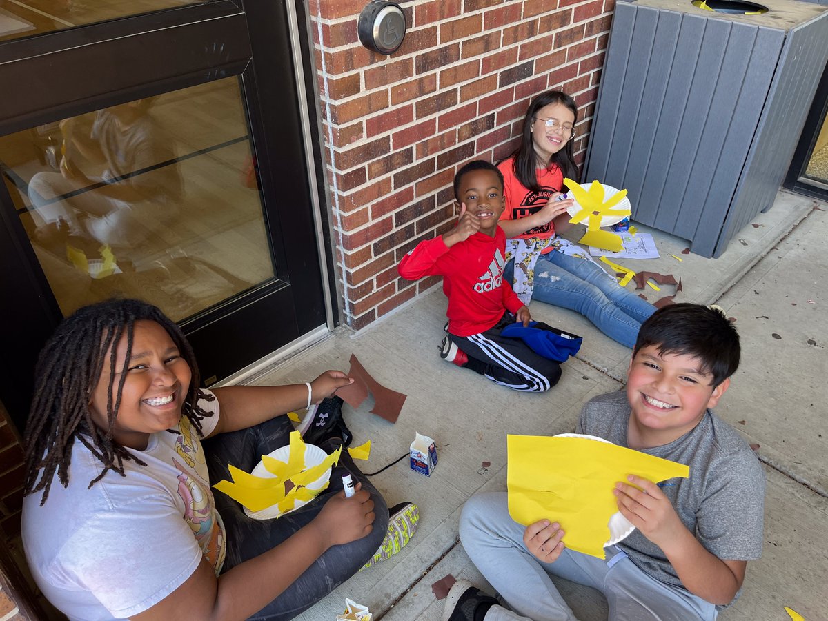 .<a href="/ICBobcats/">@ICBobcats</a> spent their afternoon learning about #EarthDay in stations created &amp; facilitated by <a href="/OlatheEastHawks/">Olathe East High School</a> Horticulture students like paper plate sunflowers, leaf rubbings, gardening, chalk art, plant scavenger hunt &amp; recyclable/non-recyclable relay. bit.ly/40LUBiq