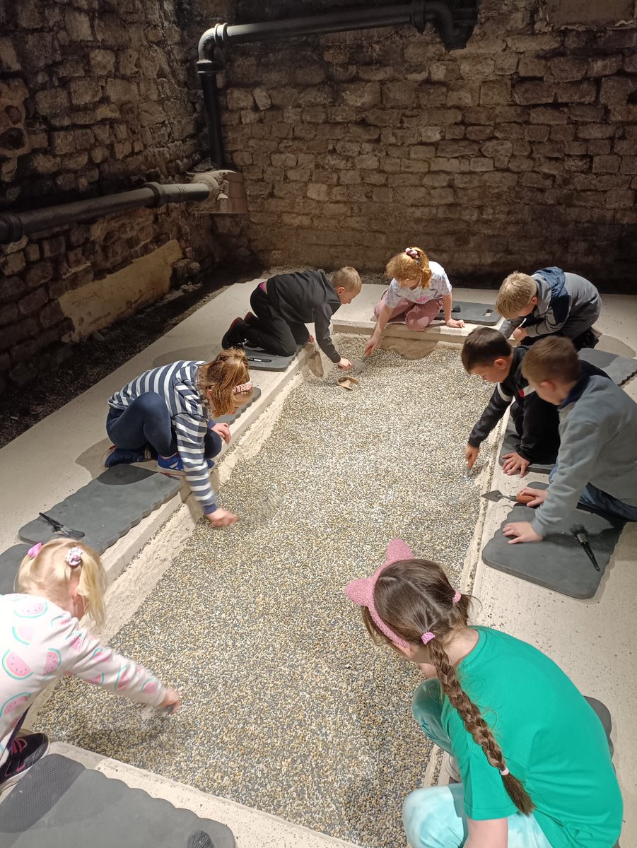 StBPrimWorcs's tweet photo. Wow! So much to see @RomanBathsBath. We were archaeologists underground digging for artefacts and loved the fantastic interactive workshops. @CLOtC #history 
(a thread) https://t.co/7SGrICP0Wi