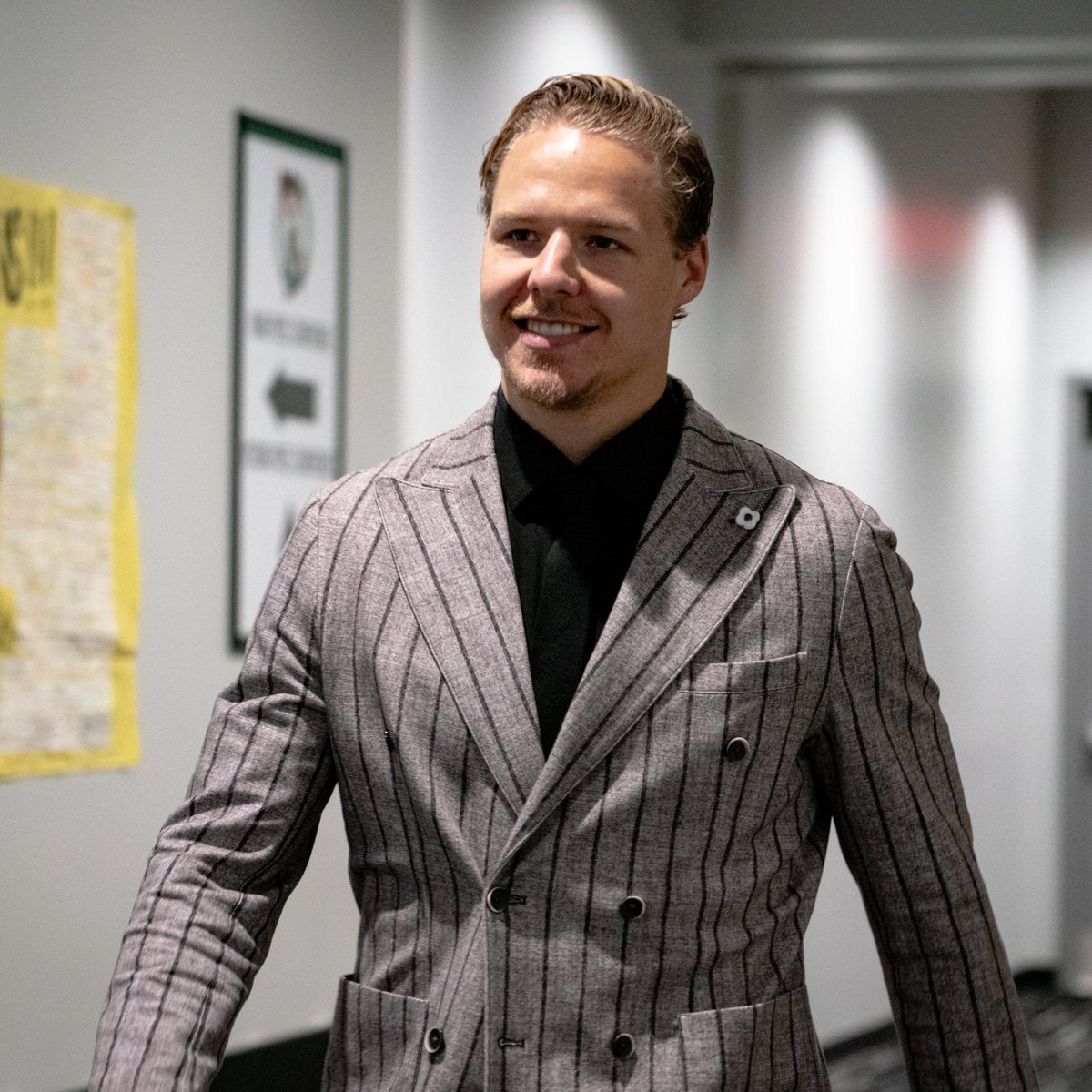NHLBruins's tweet photo. The game 🖐 looks 🔥 https://t.co/4NyNenGudz