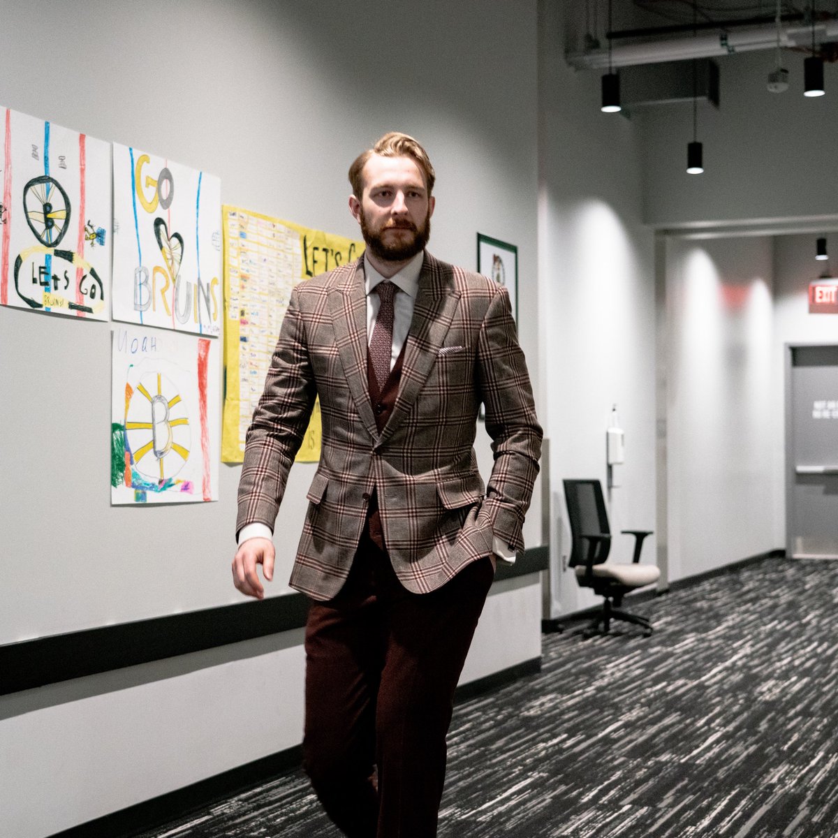 NHLBruins's tweet photo. The game 🖐 looks 🔥 https://t.co/4NyNenGudz