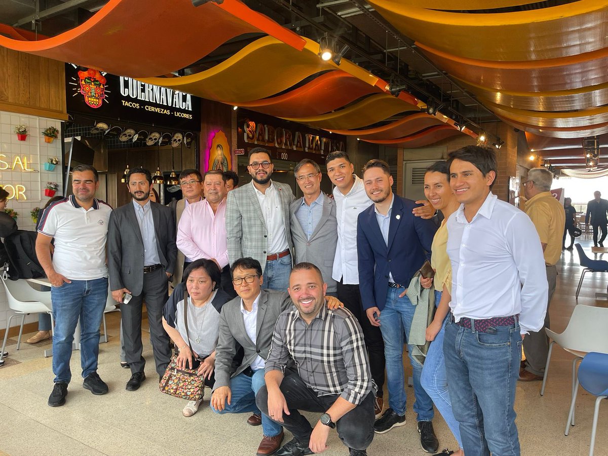 diegoromerov's tweet photo. Hoy los empresarios de @Promedellin_ recibimos al alcalde del distrito Gwangjin Seúl 🇰🇷 y al director de la fundación Asia - América para seguir avanzando en la ruta de buena cooperación y hermanamiento que hemos tenido históricamente.

Medellín va muy bien. https://t.co/0b5N7xPsAy