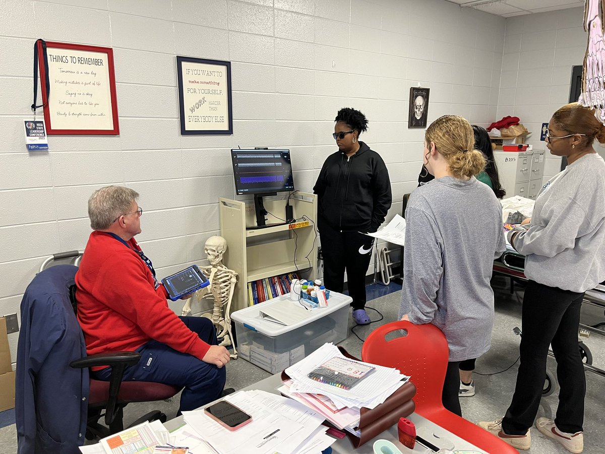 johnson_mcs's tweet photo. Mr. Crow, Health Science teacher at @BobJonesHigh, utilizes the simulators on their class manikin to model what happens to vital signs when you give a patient certain medicines. Love this real-life application in Intro to Pharmacy! #mcslearns #CTE https://t.co/evgsGerEr8