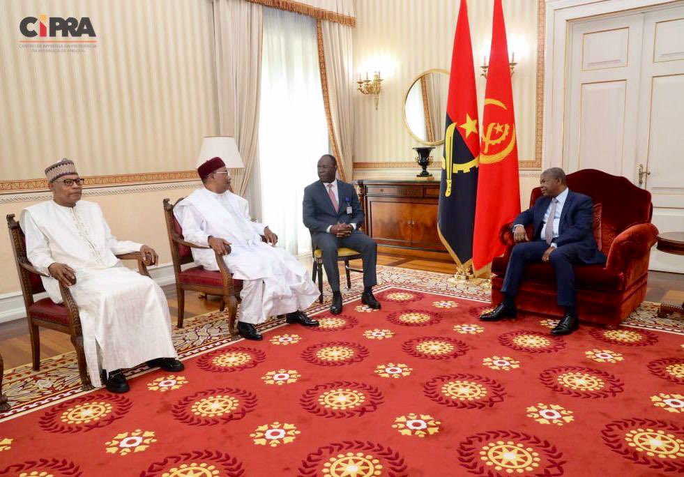 PanelIHNSahel's tweet photo. Arrivé le 25/04/23 en fin de journée à Luanda 🇦🇴, SEM @IssoufouMhm, Ancien Président du Niger, Président du Panel de Haut Niveau sur la Sécurité et le Développement au Sahel, accompagné des membres du panel, ont été reçus ce 26/04/23 par SEM Joâo Lourenço @jlprdeangola. 
@UN https://t.co/ojUSfiXA9T