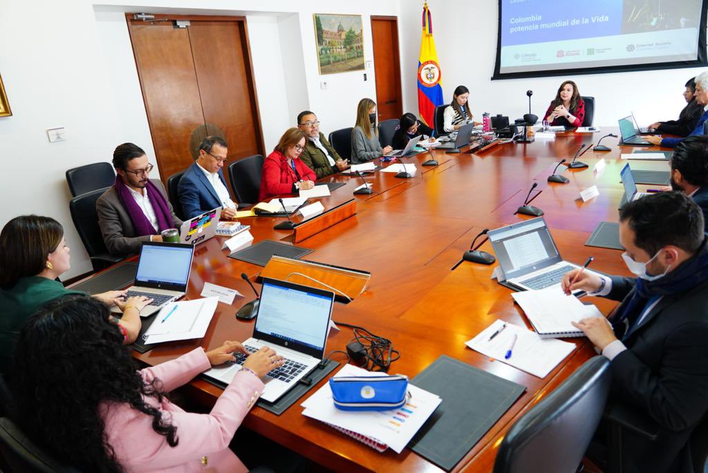 SandramUrrutia's tweet photo. A todos los funcionarios y colaboradores del @Ministerio_TIC, a las entidades adscritas y vinculadas y a todo el sector #TIC, agradezco su trabajo y disposición para avanzar con la estrategia #ConectaTIC360. 📲 https://t.co/XJl0SPw6P4