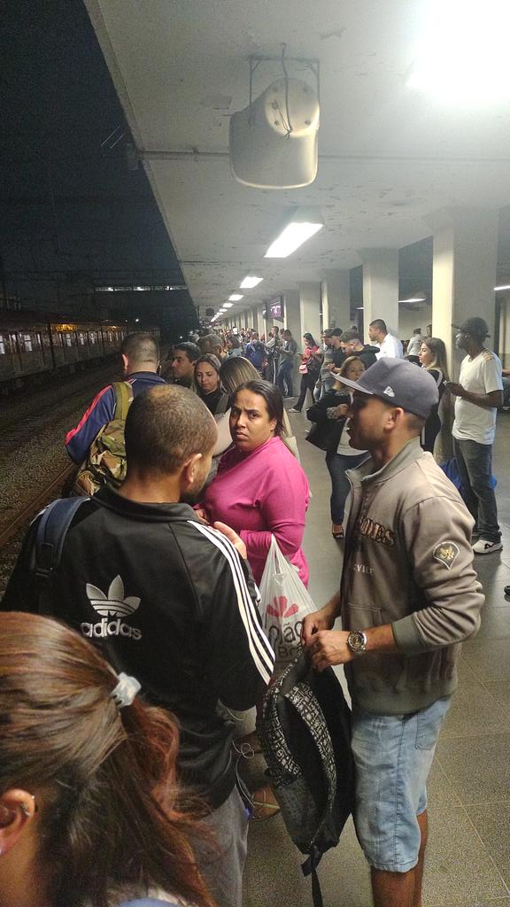 Situação da estação Lapa linha 7 sentido Jundiaí... Demorando para passar e já vem cheio... Tá normal né <a href="/CPTM_oficial/">CPTM</a> 🤡