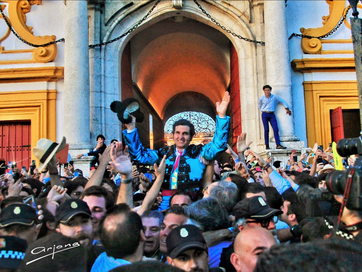 ContrabarreraA's tweet photo. 26 de abril de 2023. La tarde que el Dios del toreo bajó a la Maestranza…para ponerla patas arriba. 

📸: @Firma_Arjona https://t.co/MPMHyklQ4L