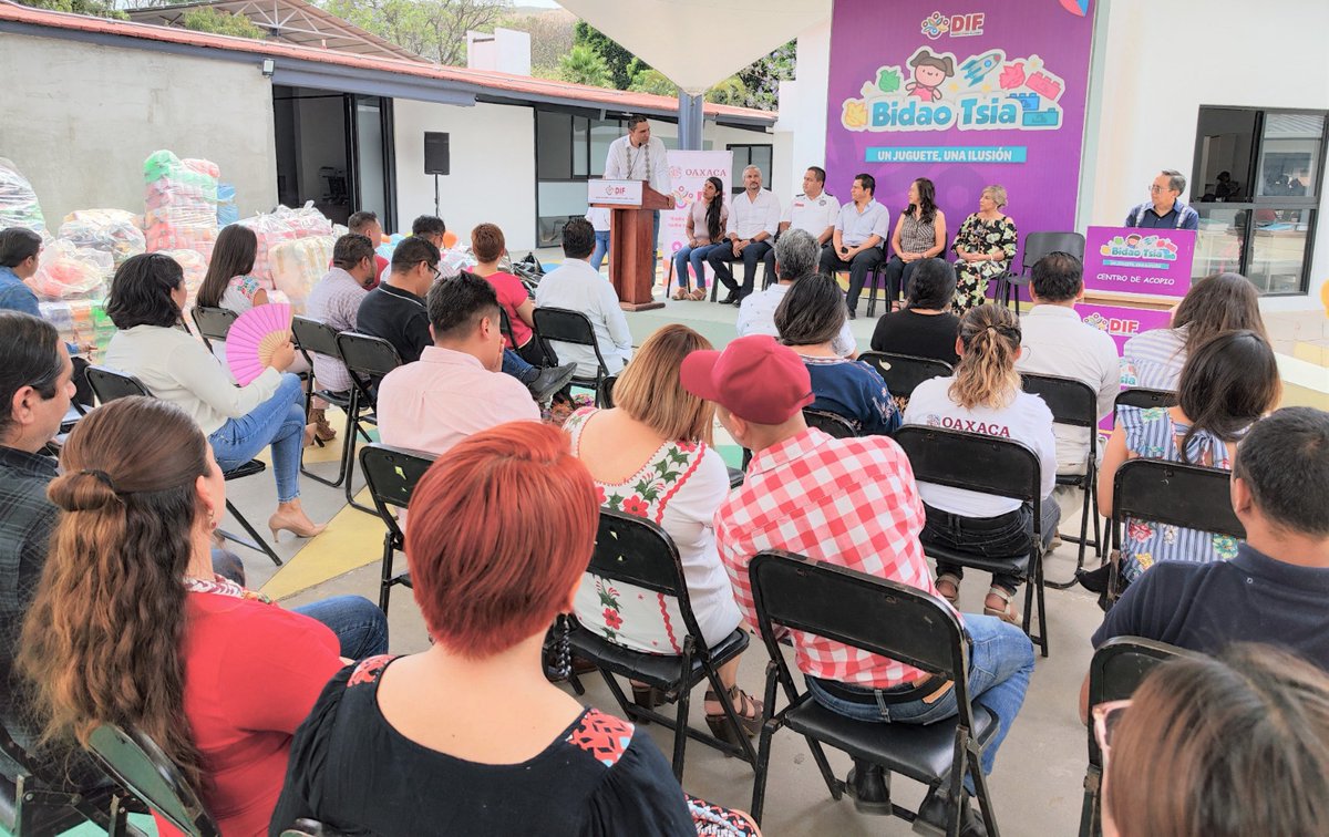 La <a href="/PolVial_GobOax/">Policía Vial Estatal</a> se suma a la Colecta #BidaoTsia, un juguete, una ilusión, encabezada por nuestra Presidenta Honoraria del <a href="/DIF_Oaxaca/">DIF Oaxaca</a> Sra. <a href="/Irma_BolanosOax/">Irma Bolaños Quijano</a>; iniciativa que permitirá llevar sonrisas a la niñez de las 8 regiones del estado, en el marco del #diadelniño2023.
