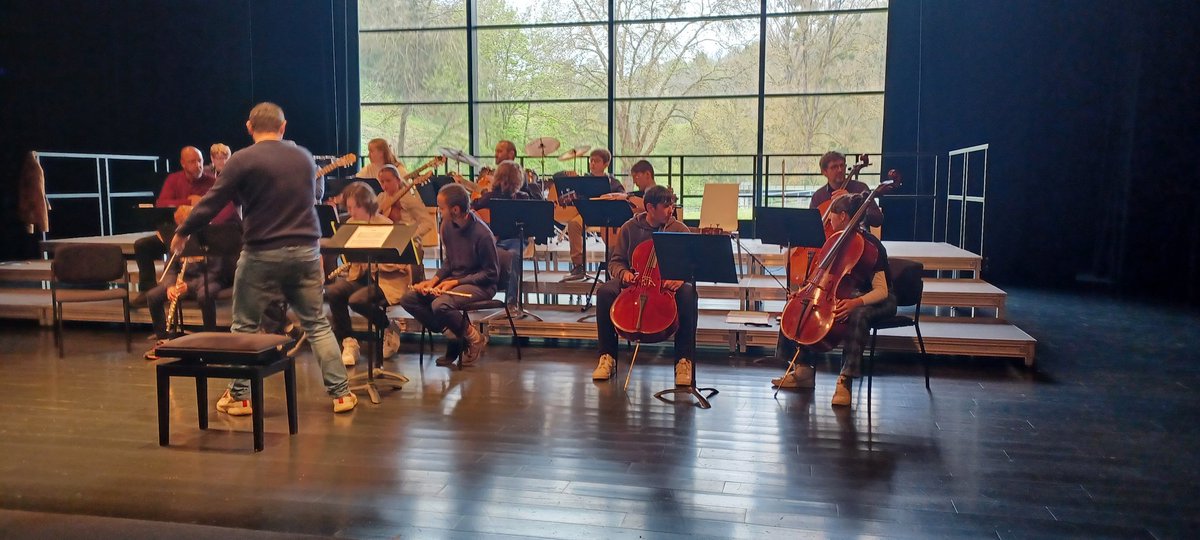 JeFCourtes's tweet photo. Exigence, concentration et précision, les élèves des classes @Orchestreecole d'Allassac et Objat ont beaucoup appris aujourd'hui. 🙏🏼au @festivalVezere. 🙏🏼@ Marianne Blayau et @Dianemdin d'être venues nous soutenir. @DurandC42166305 @CDrucker_Godard https://t.co/7C1GiaGYHz