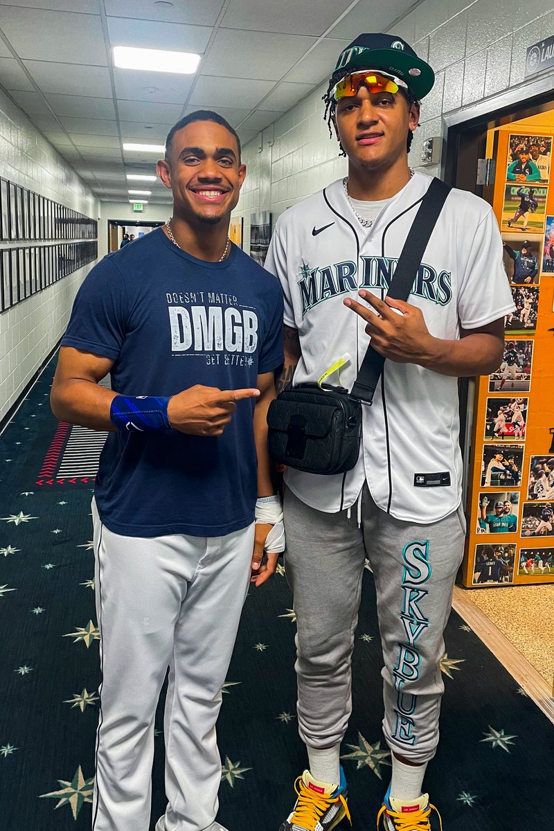 Just a couple Rookies of the Year 🏆