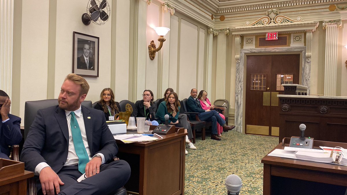 waldron4ok's tweet photo. House pages listen attentively. They know the stakes here. Are we serving the interests of these students? /9 https://t.co/Gw14tq83OU