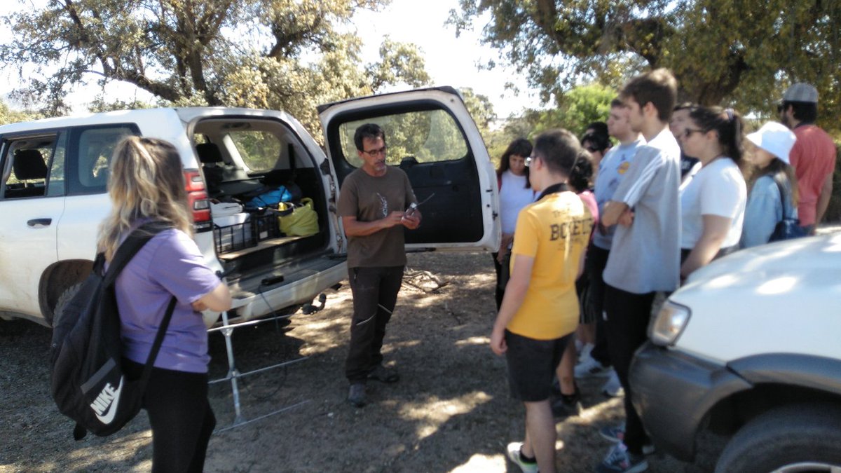 JaviFdS's tweet photo. Hoy con alumnado de Gestión de la Vida Silvestre #CienciasAmbientales @MAmbBioquimUCLM, hemos visitado una finca cinegética que colabora con la conservación de la biodiversidad en Montes de Toledo. Hemos visto medidas de seguimiento y gestión para conservar al lince, conejo, etc. https://t.co/kyxu6XlLNp