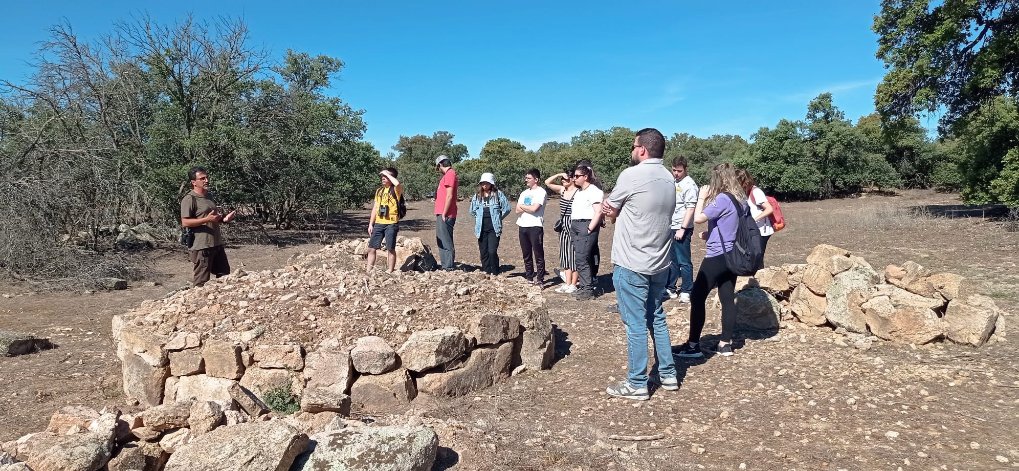 JaviFdS's tweet photo. Hoy con alumnado de Gestión de la Vida Silvestre #CienciasAmbientales @MAmbBioquimUCLM, hemos visitado una finca cinegética que colabora con la conservación de la biodiversidad en Montes de Toledo. Hemos visto medidas de seguimiento y gestión para conservar al lince, conejo, etc. https://t.co/kyxu6XlLNp