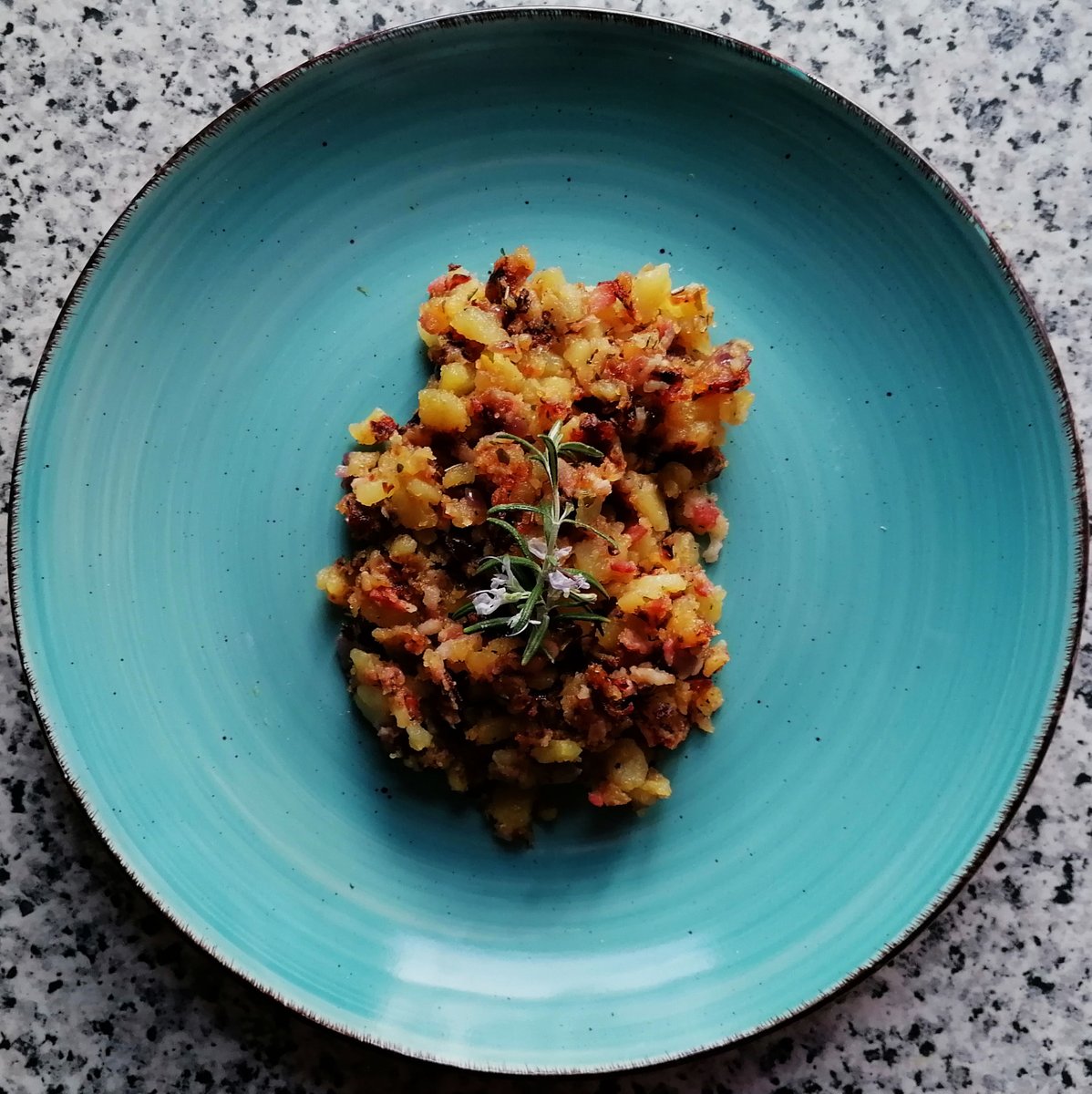 MikeKocht's tweet photo. Wieder einmal #Gröstl #Twooking der ganz einfachen, günstigen Art:
Mehr als #Erdäpfel (#Kartoffel), #Zwiebel, #Speck und Kräuter braucht es nicht.
Den tollen Geschmack ergänzt ein Carpaccio aus #Rohnen (roten Rüben)
https://t.co/J3bkarKDiv https://t.co/R4Sf2YrSl2