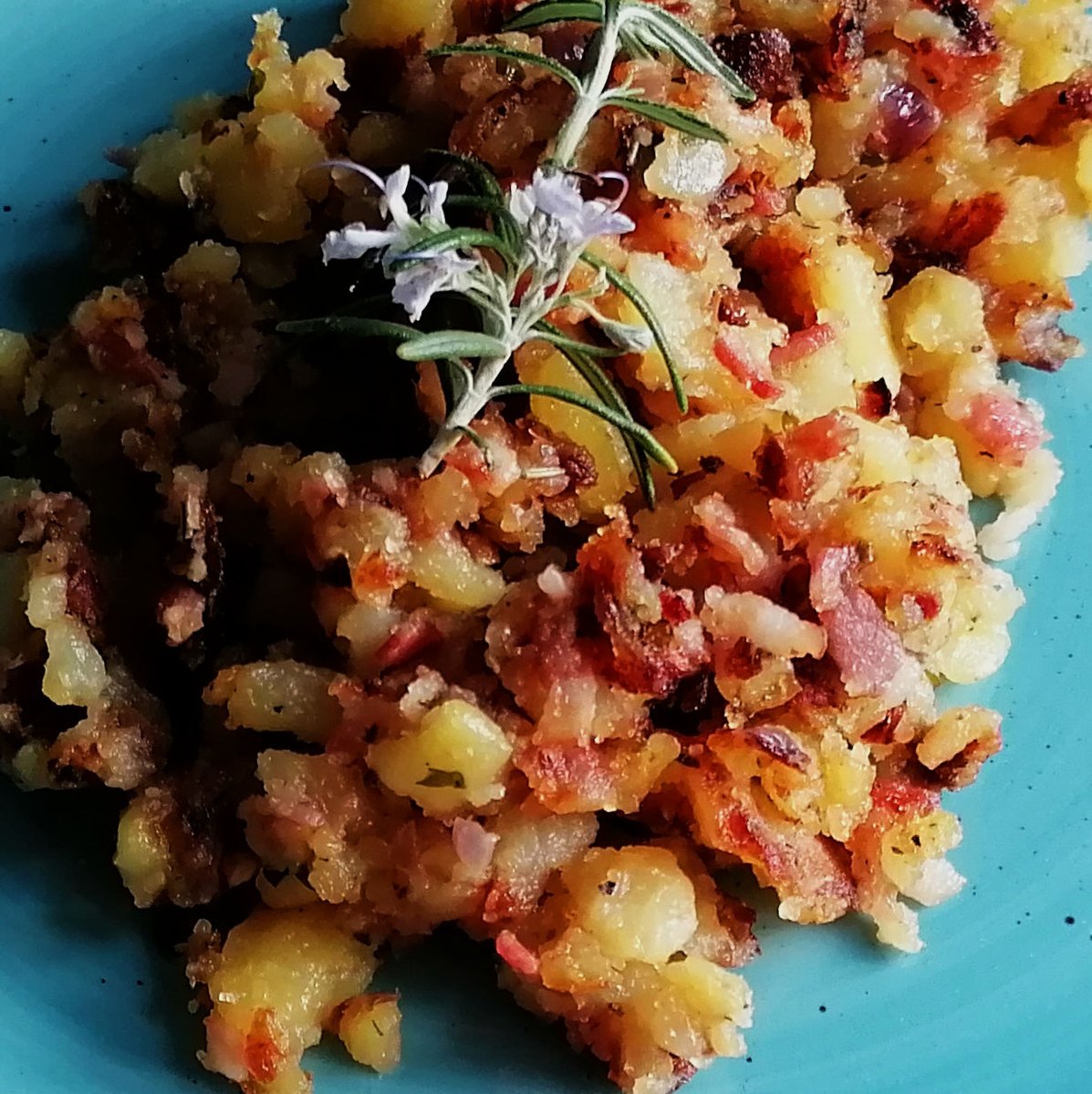 MikeKocht's tweet photo. Wieder einmal #Gröstl #Twooking der ganz einfachen, günstigen Art:
Mehr als #Erdäpfel (#Kartoffel), #Zwiebel, #Speck und Kräuter braucht es nicht.
Den tollen Geschmack ergänzt ein Carpaccio aus #Rohnen (roten Rüben)
https://t.co/J3bkarKDiv https://t.co/R4Sf2YrSl2