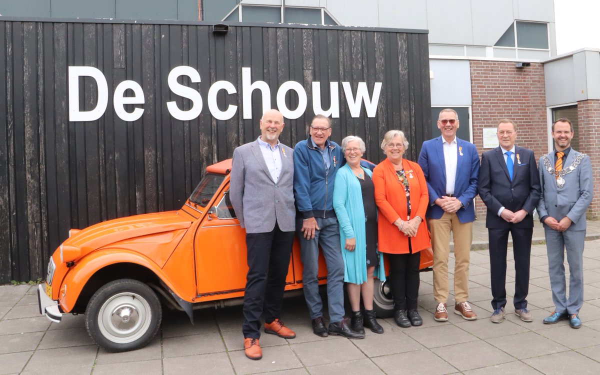 GemLopik's tweet photo. Burgemeester @GraafLau mocht tijdens de jaarlijkse #Lintjesregen 6 inwoners Koninklijk onderscheiden. Onder het mom van “U bent mij er eentje”, ging hij bij ze langs in een oranje Citroën 2CV.
Van harte gefeliciteerd! 👑💐
Bekijk hier de videocompilatie ⤵️
https://t.co/IGYMdN1NYP https://t.co/boBuG6L1BF