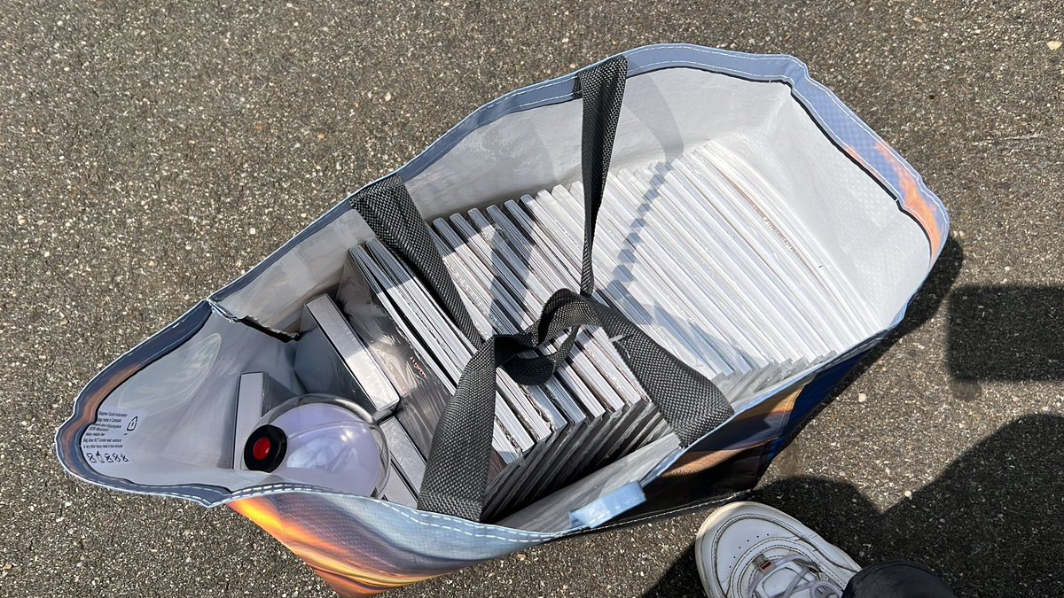 tgkvoid's tweet image. MADE IT !!!! im hre sitting on a green bench :D if anyone wants a jimin album come find meeeee theyre free :3 
#AgustD_SUGA_Tour #AgustDTour