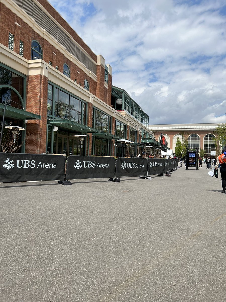 tgkvoid's tweet image. MADE IT !!!! im hre sitting on a green bench :D if anyone wants a jimin album come find meeeee theyre free :3 
#AgustD_SUGA_Tour #AgustDTour