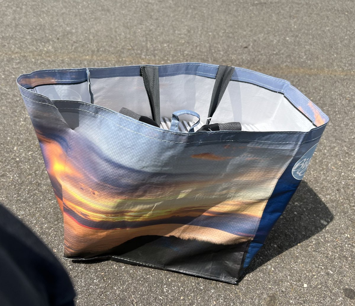 tgkvoid's tweet image. MADE IT !!!! im hre sitting on a green bench :D if anyone wants a jimin album come find meeeee theyre free :3 
#AgustD_SUGA_Tour #AgustDTour