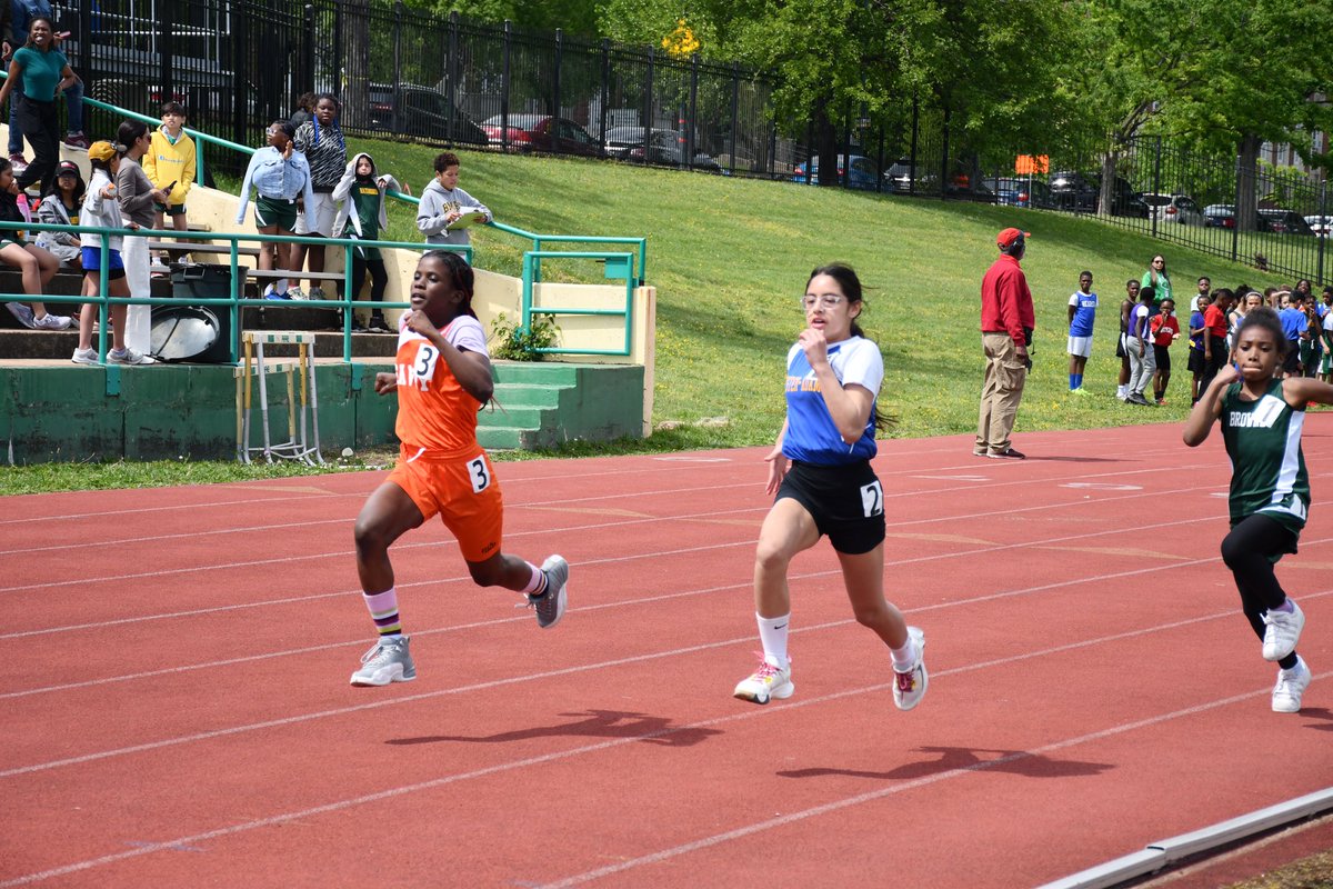 DciaaSports's tweet photo. #AroundTheDCIAA 

Action Photos from the first elementary school track meet of the season

#wearedciaa #dcps #dc #track #dctrack https://t.co/ZV7rapvN1b