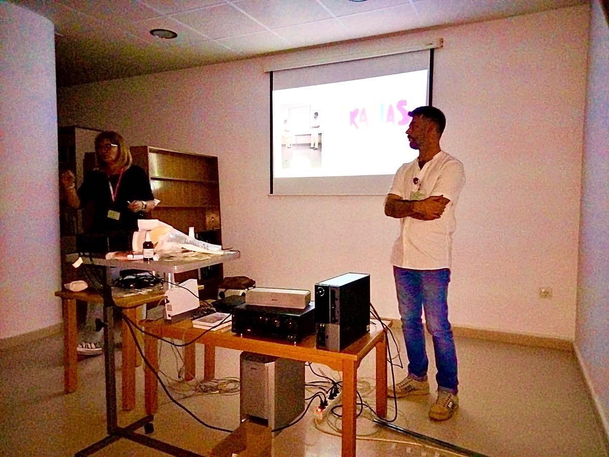 PTcae's tweet photo. Hoy hemos tenido el placer de tener un taller de prevención de lesiones relacionadas con la dependencia en la Residencia de ancianos donde empecé mi trayectoria profesional. Gracias por la acogida. 
#prevenirparanocurar
#tcae https://t.co/p4biG2Yg4P