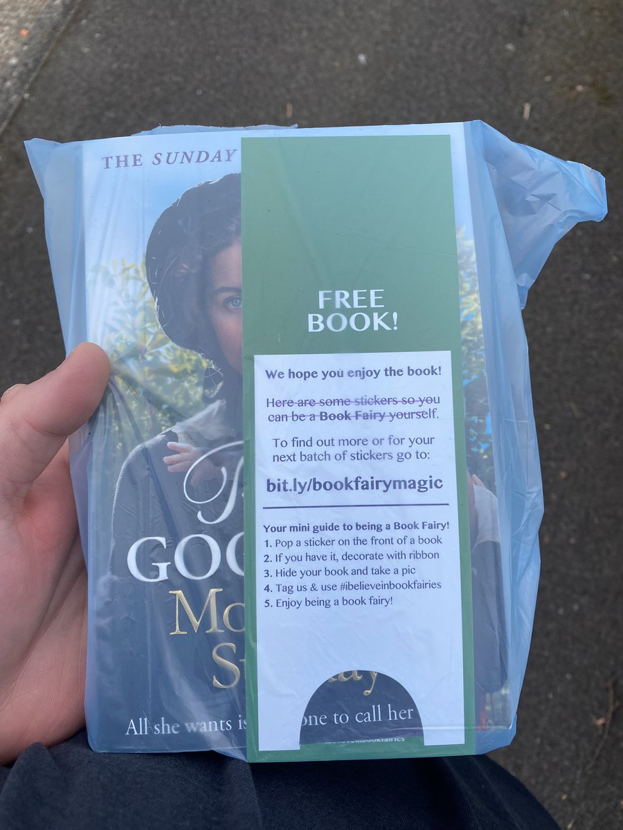 Ez a legmenőbb dolog, amit eddig láttam! A buszmegállóban találtam és volt több is. Lesz mit olvasnom. 🤩 #ibelieveinbookfairies #stokesbay