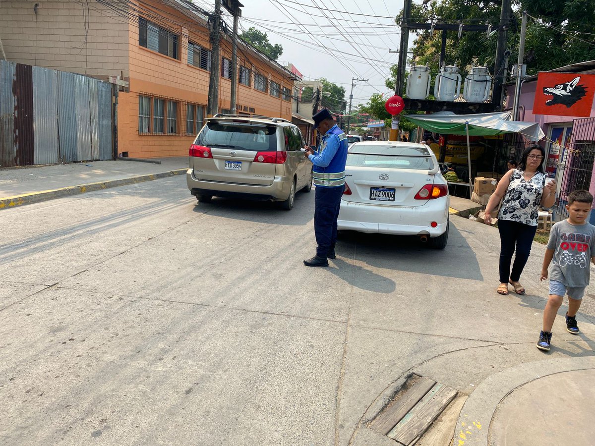 dnvt_honduras's tweet photo. Autoridades de la #DNVT asignados a la #UDEP1 en Roatán Islas de la Bahía, realizan operativos móviles, con el fin inmediato de decomisar vehículos mal estacionados en la calzada y así despejar las vías públicas y tener una mejor circulación .
@PoliciaHonduras @dnvt_honduras https://t.co/INynd7nnyF