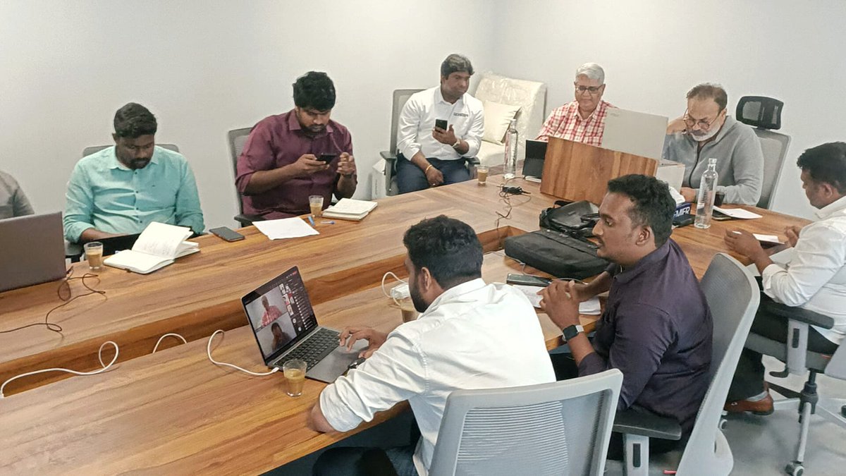 JanaSenaParty's tweet photo. ప్రజా సమస్యల పరిష్కారమే జనసేన ప్రధాన అజెండాగా పనిచేద్దాం
* శ్రీ అజయ్ గారు అందరికీ అందుబాటులో ఉంటారు
* "వర్చువల్" సమావేశంలో జనసేన కార్యవర్గంతో పార్టీ ప్రధాన కార్యదర్శి శ్రీ @NagaBabuOffl గారు https://t.co/OVs9cBgbix