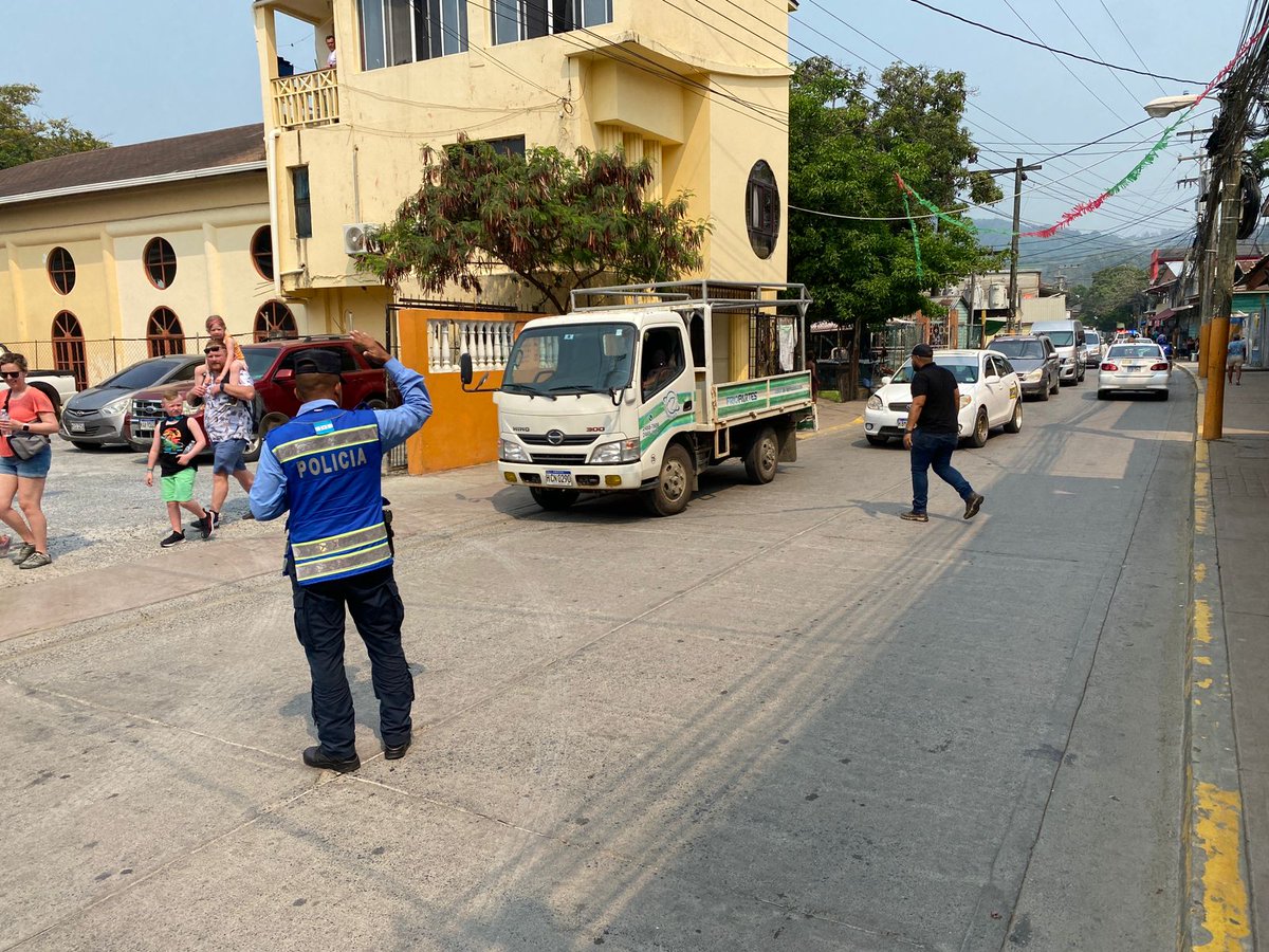 dnvt_honduras's tweet photo. Autoridades de la #DNVT asignados a la #UDEP1 en Roatán Islas de la Bahía, realizan operativos móviles, con el fin inmediato de decomisar vehículos mal estacionados en la calzada y así despejar las vías públicas y tener una mejor circulación .
@PoliciaHonduras @dnvt_honduras https://t.co/INynd7nnyF