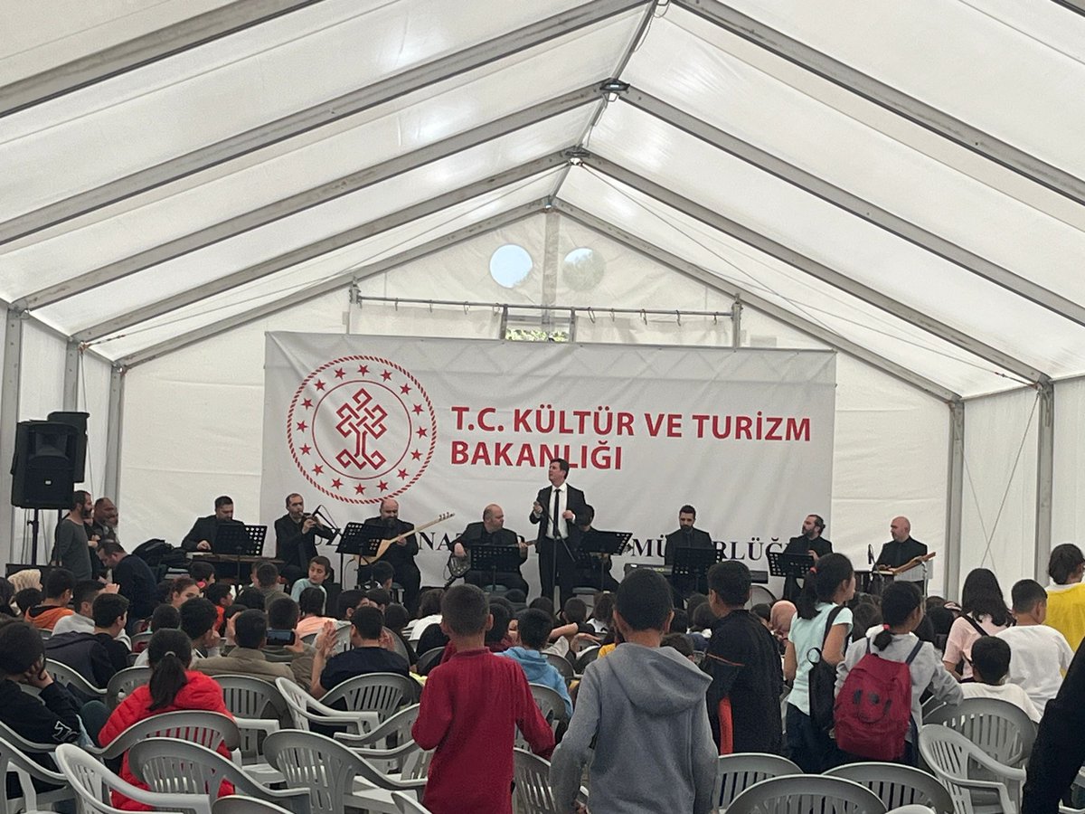 bespinarkampi's tweet photo. Beşpınar Kampımızda Bugün!
Güzel Sanatlar Genel Müdürlüğü’ne bağlı sanat topluluğumuz, “El ele gönül gönüle” programı çerçevesinde  yöreye özgü türküler, geçmişten günümüze şarkılar, halk danslarımızın en seçkin örneklerini sergiledi. https://t.co/G3NwUbnWG5