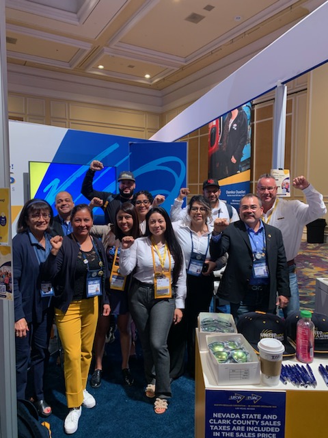 agonzalez240's tweet photo. @UFCW @UFCWCanada #UnitedLatinos #UnionStrong #BuildingABetterLife #UFCWLOCAL2 estamos aqui para buscar mejorar la vida de nuestros hermanos y hermanas de la #UFCW because that's what we do, #BuildingABetterLife 💪🏾 https://t.co/Ec3LbSm0dG