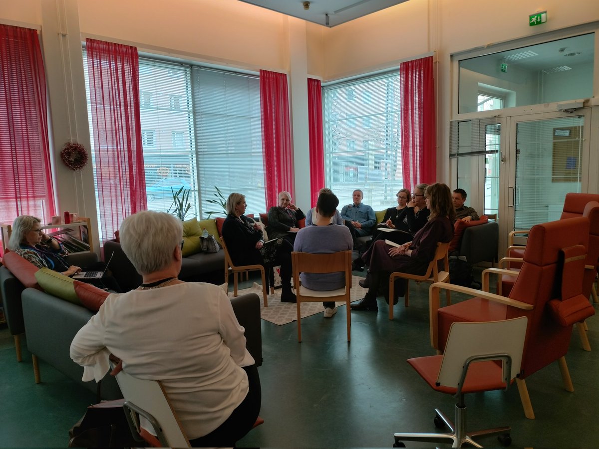 satumakifossi's tweet photo. Mukavaa yhteiskehittämisen virittämistä @hyvaep ja @Pirha_fi #perhekeskus . Pohdiskelimme @EveliinaHeinon6 mukaan kutsumana systeemisten kokouskäytänteiden mahdollisuuksia mm. alueellisten perhekeskusten johtoryhmissä.

Josko tehtäisiin tietoisesti toisin ja aloitetaan johdosta? https://t.co/7HFF1erDP0