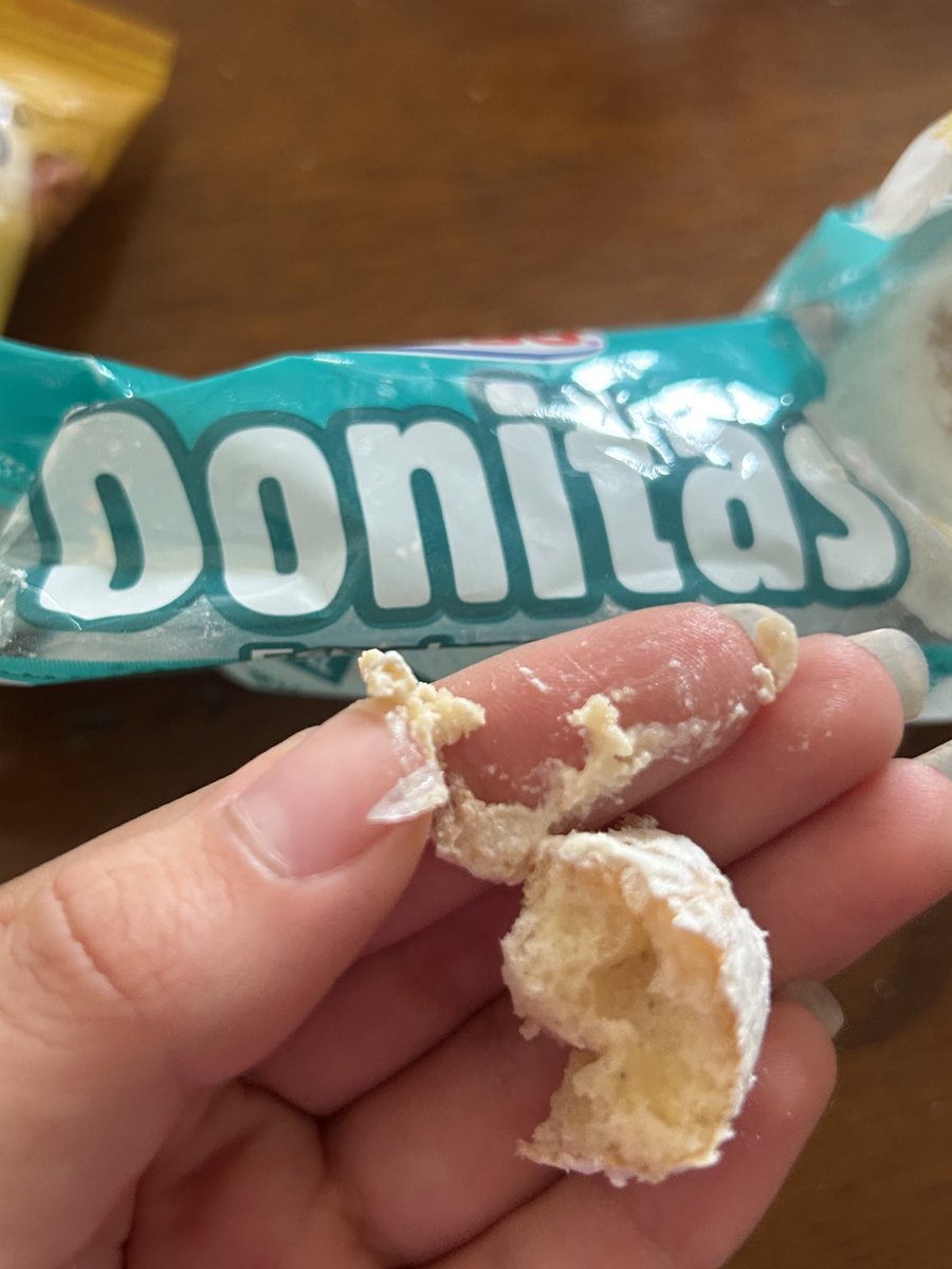 EstrellaXcaret's tweet photo. VENGO A FUNAR A @Grupo_Bimbo 😡
Contexto: estaba tranquilamente comiendo mis donitas y justo en la última sentí algo duro al masticar y era un VIDRIO !!😡
Perdón por lo asquero que se ve pero lo devolví asustada
Me pude haber cortado 😡
Ayúdenme dándole Rt para que lo vean 😡 https://t.co/JPGR5DRwyN