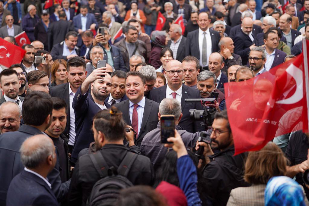 alibabacan's tweet photo. Gebze’de iş dünyası ve sanayicilerle bir araya geldik. Ekonomiyi konuştuk.

Öğleden sonra vatandaşlarımızla birlikte Çayırova İlçe Başkanlığımızın açılışını gerçekleştirdik.

Ülkemize bahar gelsin diye şehir şehir, ilçe ilçe dolaşmaya ve çok çalışmaya devam edeceğiz. https://t.co/mWmzBt0bdj
