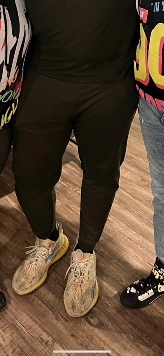 iloveme331122's tweet photo. Phat back what happened to the shoes that you ordered from last year? Did you have to sell them? Why are you wearing those same funky shoes morning, noon, and night? A multimillionaire would never.
#dariuscrooks #dariuscooks #funkyshoes #scammer #photoshopqueen #lowincome https://t.co/Qi7EEfw4hK