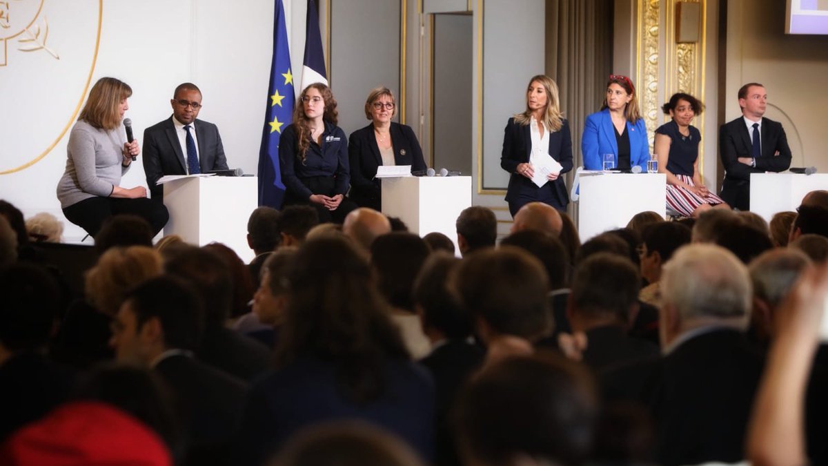 gdarrieussecq's tweet photo. Tous les membres du Gouvernement d’@Elisabeth_Borne ont d’inscrit dans leur feuille de route le respect des droits des personnes en situation de handicap. ✍🏻

Concrètement, cela signifie que chaque ministre est concerné. La présence de tous aujourd’hui est importante. #CNH2023 https://t.co/BHwcSFPdhS
