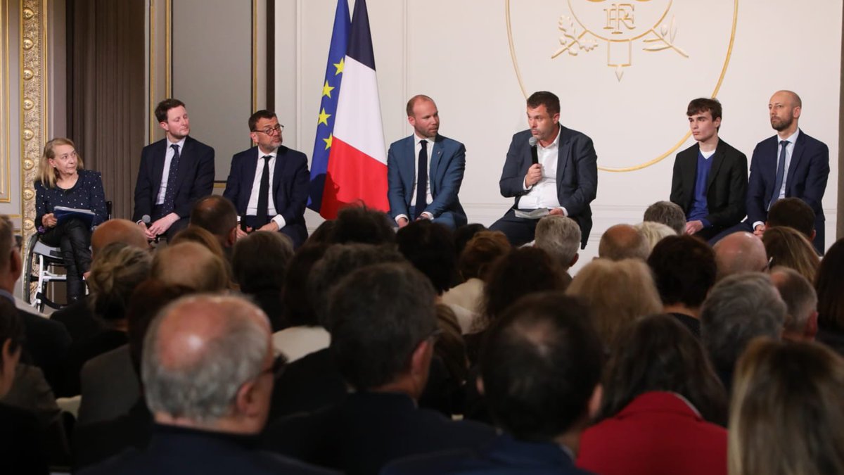 gdarrieussecq's tweet photo. Tous les membres du Gouvernement d’@Elisabeth_Borne ont d’inscrit dans leur feuille de route le respect des droits des personnes en situation de handicap. ✍🏻

Concrètement, cela signifie que chaque ministre est concerné. La présence de tous aujourd’hui est importante. #CNH2023 https://t.co/BHwcSFPdhS