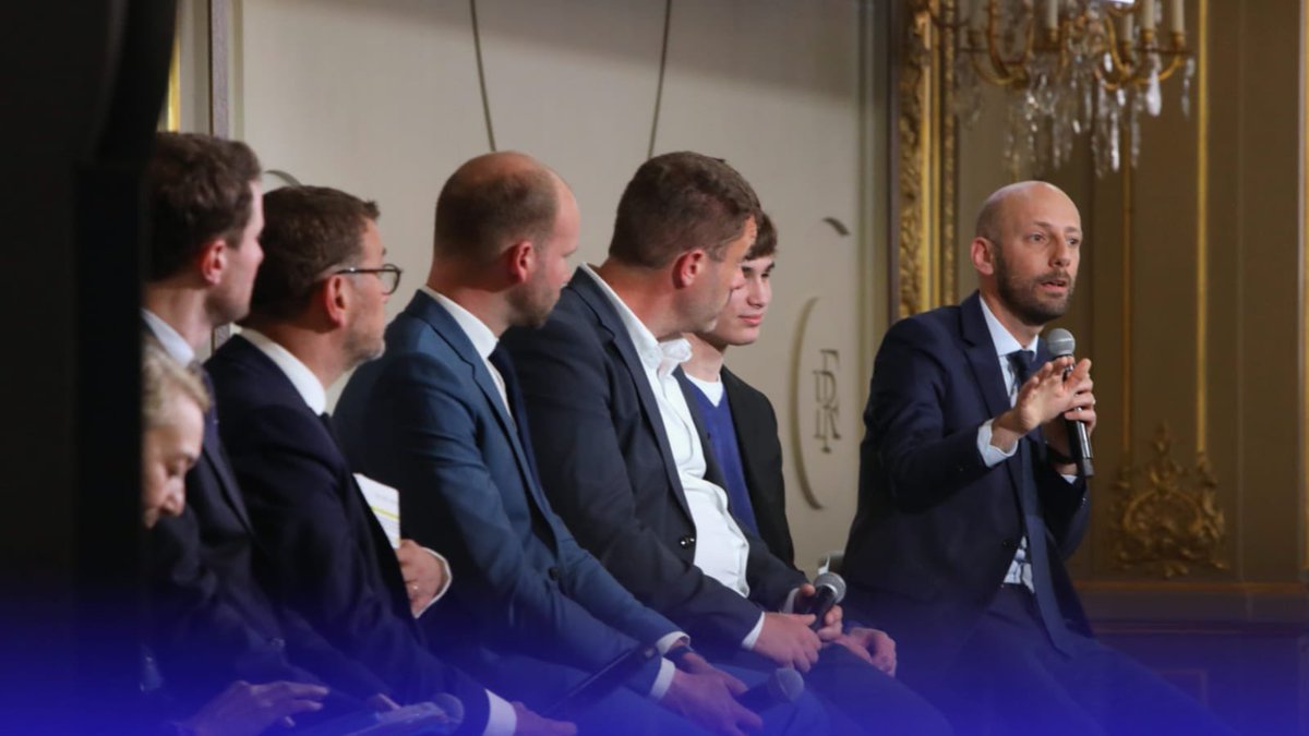 Tous les membres du Gouvernement d’<a href="/Elisabeth_Borne/">Élisabeth BORNE</a> ont d’inscrit dans leur feuille de route le respect des droits des personnes en situation de handicap. ✍🏻

Concrètement, cela signifie que chaque ministre est concerné. La présence de tous aujourd’hui est importante. #CNH2023