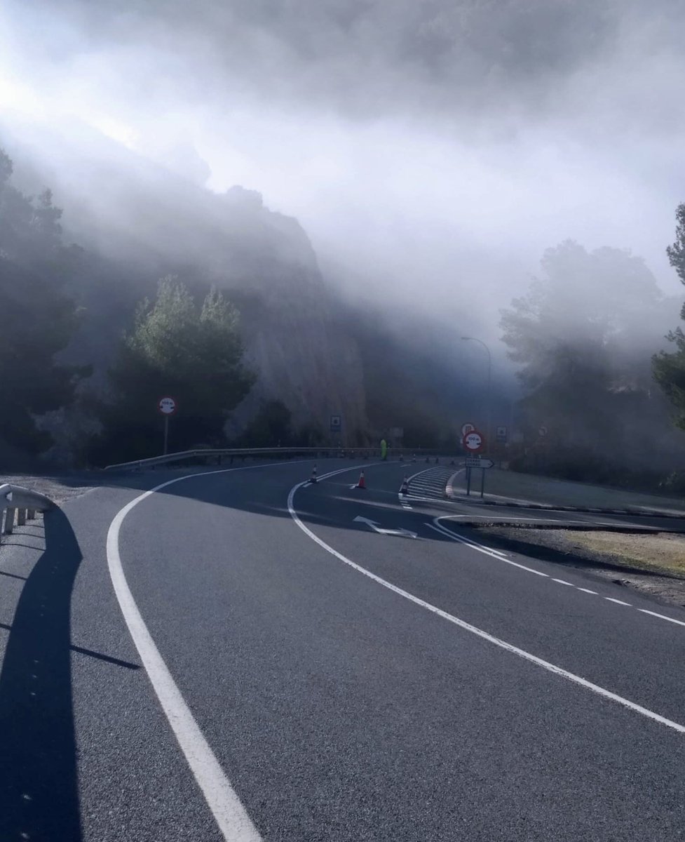 Asvogra's tweet photo. Imágenes del simulacro de accidente de tráfico con incendio de un vehículo en el túnel de CERRO GORDO, en la ctra #N340 a su paso por #AlmuñécarLaHerradura. 
Han intervenido @guardiacivil , @mitmagob , @BomberAlmunecar , @Ces061Granada #SUAP
#ATEMP @E112Andalucia #AVPCAlmuñecar https://t.co/9Q7be8Yo2w