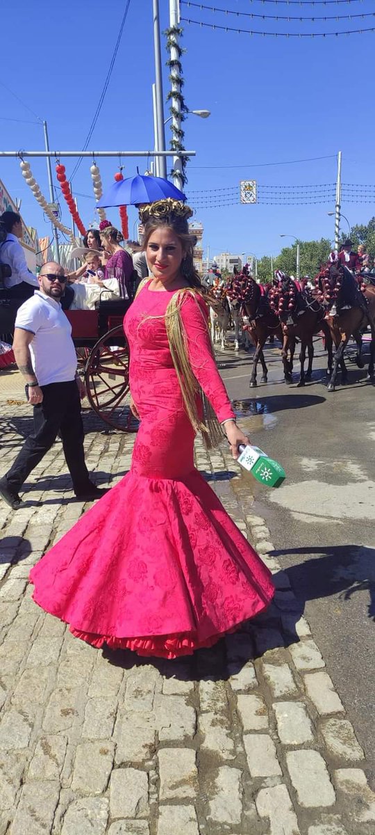 TeresaNunezCF's tweet photo. Nuestra @NunezTeresa vestida por @pedrobejar_ para @adirecto en este Miércoles de feria https://t.co/SKLbxSslqh